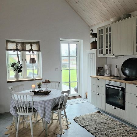 Mysigt Hus I Liten By Naera Havet Ystad Exterior photo